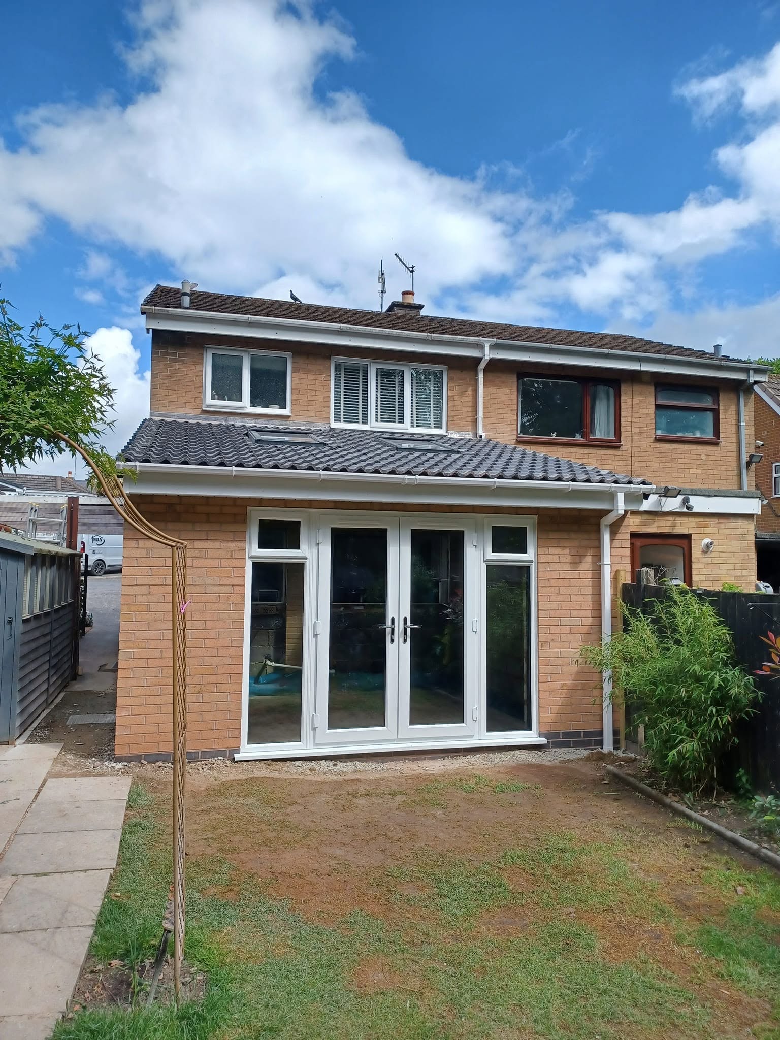 Single-storey extension after