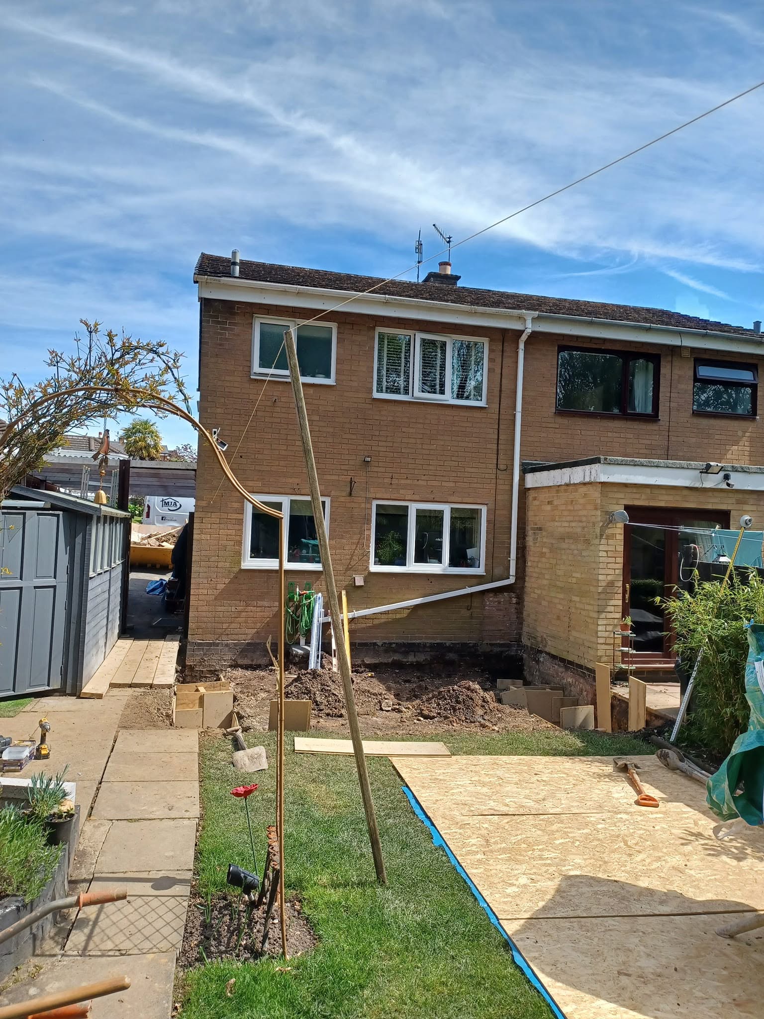 Single-storey extension before